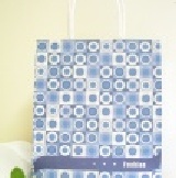 一般型手工皂福袋 (歡喜過好年~ 新春福袋大放送)送禮自用兩相宜 內容：一般型正品手工皂 5 塊 (採隨機出貨 恕不挑款) 2.多用途香皂袋一個 3.精美手提紙袋