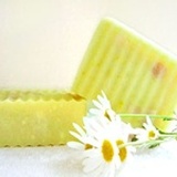 初夏新品上市~ 青苦瓜桑葉清涼爽膚皂 (涼) ↘夏日鮮果祭~中油肌、混合肌 含新鮮青苦瓜汁、桑葉萃取汁、薄荷腦 此款洗起來會涼涼的唷