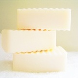 【免費索取】無毒~小蘇打粉萬用家事皂 限量20名 請幫忙寫滿意度 重量：90g正負10g 添加小蘇打粉及檸檬尤加利精油 洗淨力強且好沖好洗為您輕鬆打造居家無毒新環境