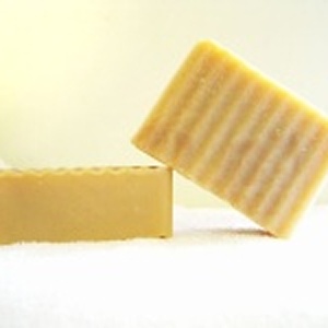 茉莉花牛奶親膚馬賽皂 冬季癢掰掰~溫和親膚乳皂大出清↘6折新鮮茉莉花浸泡橄欖油鮮奶取代水低溫製作 含茉莉花香精 中、乾肌 特價：$84