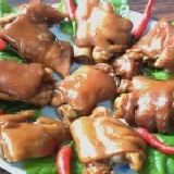 冰糖豬腳 冰糖豬腳是使用前蹄部位，以八角，肉桂，花椒多種中藥材加冰糖醬油調製不含防腐劑色素隔水加熱 也不錯吃ㄡ 特價：$150