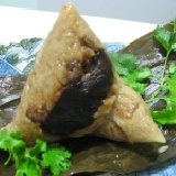 台南一嫂肉粽 採用鮮厚大香菇,溫體三層豬肉,鹹蛋黃,蝦米,新鮮蔥頭提味,傳統工序,不添加人工香料,口口都吃的到天然 特價：$35