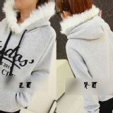 K150 俏皮白毛領字母上衣