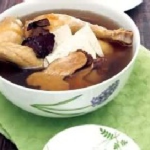【漢方養生何首烏雞湯】