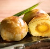 蛋黃酥 特製鴨蛋與綠豆沙結合的鹹香酥鬆口感