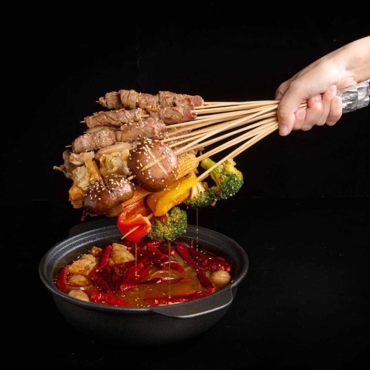 【名廚美饌】麻辣串串鍋(麻辣鍋底1500g+肉串300g+乾蝶粉8g)