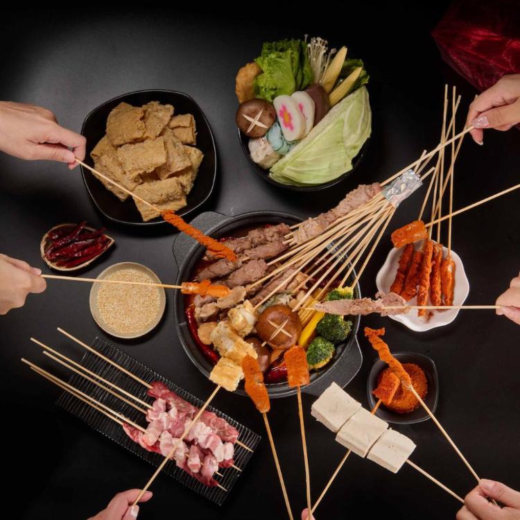 【名廚美饌】麻辣串串鍋(麻辣鍋底1500g+肉串300g+乾蝶粉8g)