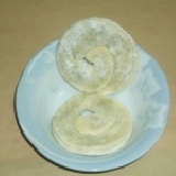 哆啦A夢用縮小鏡把我們家的餅縮小囉~蔥油餅黑楜椒1包10片 買10片送1片100元，堅持不漲價~