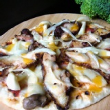 辣烤雞腿Pizza(香草橄欖餅皮口味) 新發售