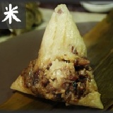 創意手工客家肉粽 不同一般南部粽Q軟的米飯,粒粒分明又充滿香氣,搭配客家餡料,外鄉遊子的最愛