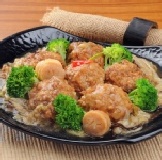 紅燒干貝獅子頭 【年菜】900g(約4~5人份)採日本干貝，加入甜脆荸薺，入口即化的大白菜絕對顛覆您的味蕾