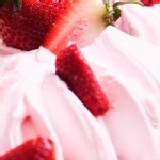 仲夏草莓：香甜的夏日草莓搭配上濃醇鮮奶，忠實的呈現草莓原始風味。