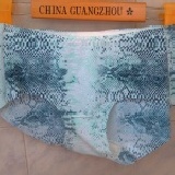 03 f1-3-蛇紋(白淺綠底)平口包臀無痕褲-中低腰奈米竹炭