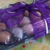 共40大顆,Q涼圓禮盒超值組合/買2盒就送1盒法式巧克力 共40大顆,禮盒二盒30顆裝(焦糖瑪奇朵8阿華田8花生8紅豆2綠豆2芋頭2)+送法式巧克力10 特價：$200