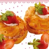 草莓花圈泡芙 酥軟泡芙殼搭配香濃鮮奶卡士達夾上新鮮大湖草莓，酸酸甜甜戀愛般的好滋味!