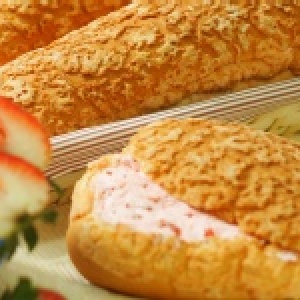 手作雪藏草莓牛奶麵包 ~吃得到果粒喔~ ^ ^ 特價：$40