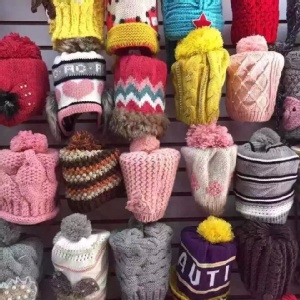 冬天針織毛帽~有上百個款式混搭不挑款唷~品質非常好!都是新品! 特價：$100