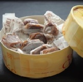 法式杏仁果牛奶糖 - 大盒裝 牛奶糖中融合著濃濃的焦糖與堅果香, 令人回味無窮