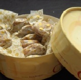 布列塔尼鹹牛奶糖 - 大盒裝 透過淡淡的鹹味, 襯托出牛奶糖多樣的風味, 焦糖、蜂蜜與香草伴隨著濃濃的乳香味瞬間化開