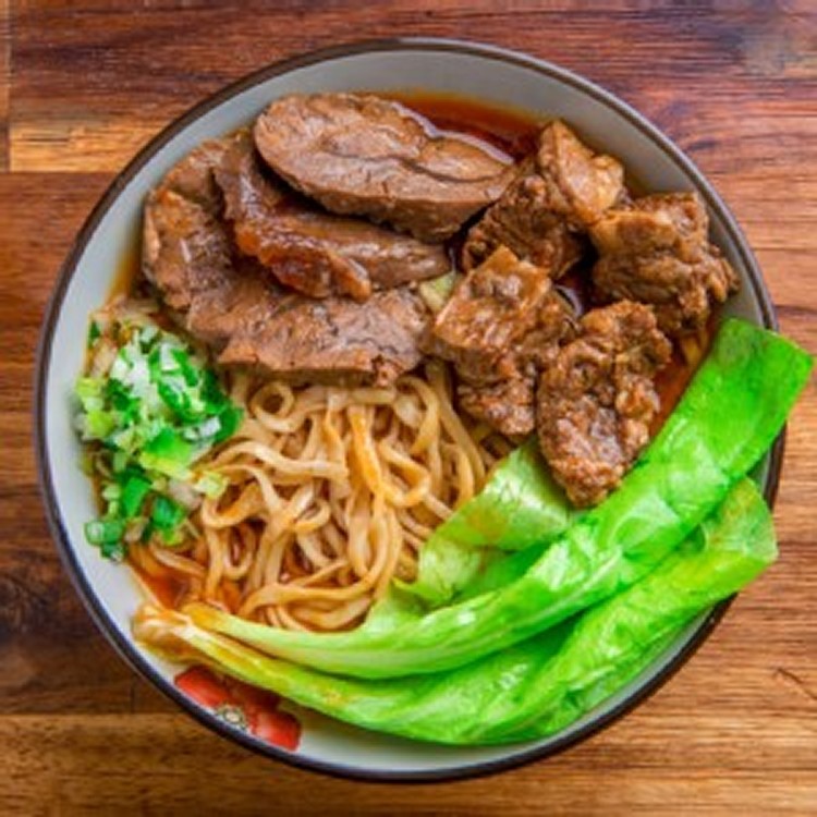 A曹媽媽川味紅燒牛肉麵(牛腩+半筋半肉)