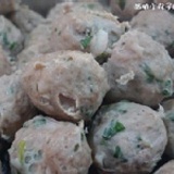 【活叻小丸子】九層塔貢丸 (一斤裝) 九層塔獨特的香氣，讓貢丸更加的好吃!!贊的喔~ 特價：$130