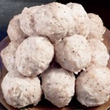 【活叻小丸子】黑胡椒貢丸 採用進口的黑胡椒製作而成，保證不會辣只有胡椒的香氣而已，連小朋友都敢吃的貢丸!!!