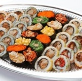 梅花家庭拼盤 共41個，4人份，綜合迷你花壽司28片+綜合小軍艦壽司13個