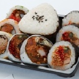 A072 3片小花壽司+3片海苔壽司+2片河粉壽司+1個三角肉鬆飯糰