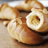 金黃奶酥金牛角 特價：$30