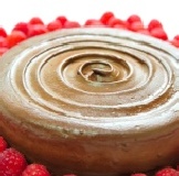 73%覆盆子巧克力蛋糕 ~ 選用73%頂級比利時苦甜巧克力與法國進口覆盆子 特價：$499