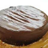 73%榛果脆片巧克力蛋糕 ~ 選用73%頂級比利時苦甜巧克力+法國脆片榛果的完美組合 特價：$499