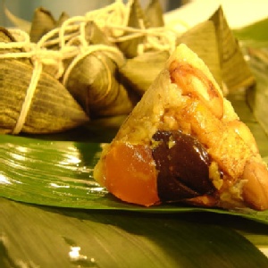 蛋黃肉粽一串（10粒） 特價：$80