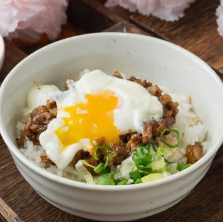 月見肉燥飯