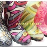 風靡日本~台灣製造~彩色雨鞋~內附竹炭鞋墊~防水~耐磨~超舒適! 98新款雨鞋破盤超低價~6雙以上寄同一地址免運喔