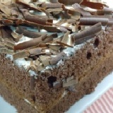 黑森林巧克力碎片蛋糕 綿綿的巧克力蛋糕配上綿密的鮮奶油再灑上巧克力碎片~好吃 特價：$70