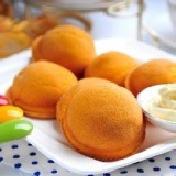 12入鮮奶油蛋糕泡芙 口感升級，綿密感加強，每個月賣出上萬顆。