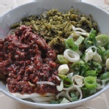 酸菜紅麴肉燥乾麵-小家庭組 自製紅麴，經過45天ㄉ發酵，散發出獨特ㄉ香氣，再添加10餘種食材及香料，為本店特別研發出獨特ㄉ口味。