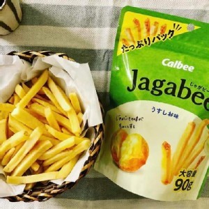 Calbee卡樂比塩味薯條一箱12包