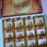 經典手作土鳳梨酥(12入) 經濟手提盒，100%土鳳梨餡，吃的到果肉歐!常溫配送，滿12盒免運，15盒贈送主購一盒。