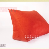 《Embrace英柏絲》 立體三角靠墊 床邊靠墊 舒適腰靠 美腿枕 熱情麂皮紅 FB按讚免運費 抬腿枕