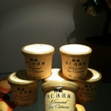 極品杏仁冰淇淋 使用紐西蘭進口奶粉，淡淡杏仁香氣，加上香脆杏仁果粒，消暑好妙方!