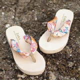 夏季夾腳人字拖女涼拖坡跟涼鞋沙灘絲綢涼拖鞋橡膠防滑底