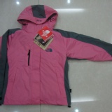 運動品牌 登山保暖專用外套 特價：$2280