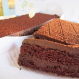 雙層生巧克力蛋糕 cacao barry 法國64%黑巧克力為底 上層為74%苦甜生巧克力佐以榛果醬 交織而成的美味