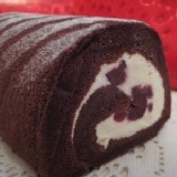 莎莎 黑櫻桃水果捲 66折只到12/15哦 鬆軟的巧克力蛋糕,加上高品質黑櫻桃內餡不甜膩,香醇味濃獨特的風味讓您著迷。 特價：$125