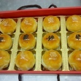 綠豆沙蛋黃酥 12入六折超低價 鬆軟的綠豆沙裡香香鹹鹹的蛋黃 鹹甜交織的美味讓人一口接一口