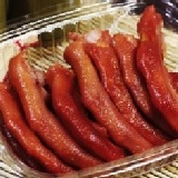 【蜜汁燻茶鵝掌】 鮮嚐鵝的鵝掌, 我們都會分切裝盒並真空包裝, 就是要每一位食用的人方便且衛生