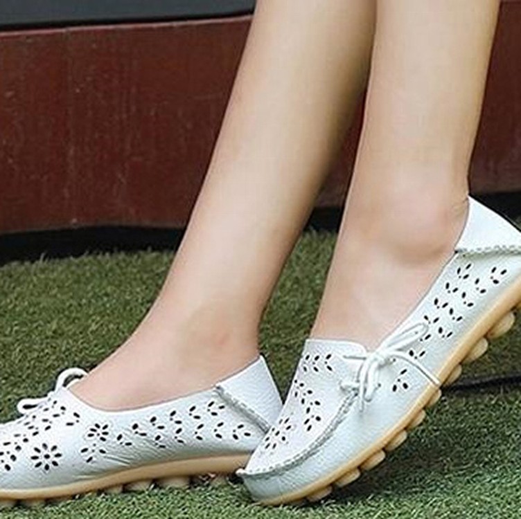 真皮牛筋底防滑鏤空雕花豆豆/懶人鞋★耐震透氣★白色