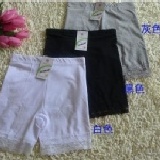 【現貨】蕾絲花邊三分防走光褲 黑白色各1件 特價：$75