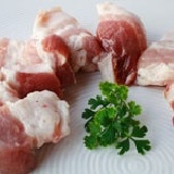 帶皮五花肉(三層)切丁：600g (2.5*2.5cm)(8折優惠中)